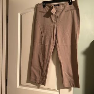 Apt 9 modern fit size 10 beige capris